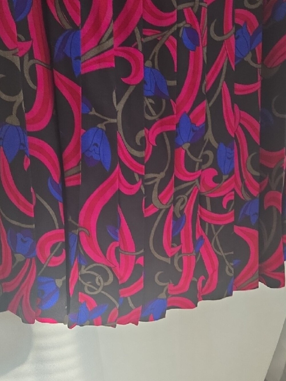 Jessica Cole Vintage 1980s Pleated Skirt – Black Floral Scroll Print | Size Larg - Picture 6 of 10